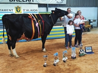 Familia de la ganadera Binillobet, de Es Mercadal, con la Vaca Gran Campeona Menorca 2019
