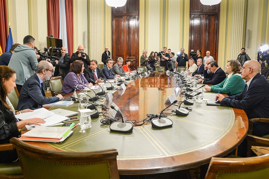 El Gobierno de Espaa presenta 18 medidas en su reunin con las...