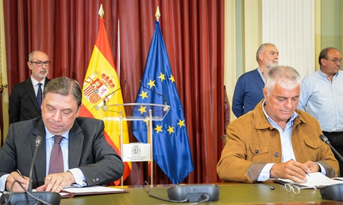 Luis Planas firma con Unin de Uniones el acuerdo sobre las 43 medidas...