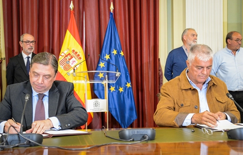 Luis Planas firma con Unin de Uniones el acuerdo sobre las 43 medidas...