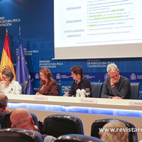 En la Mesa Redonda participaron Sofa Alday, directora gerente de CONAFE, y Rita Casals, Secretaria Ejecutiva de FEFRIC, entre otros representantes