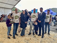 Foto de familia con la Vaca Gran Campeona