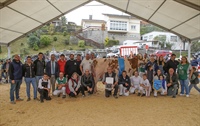 Participantes Gordexola 2024 junto a la Vaca Gran Campeona
