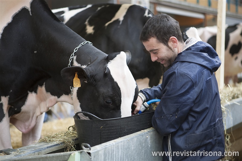 Alberto Llera dando de beber