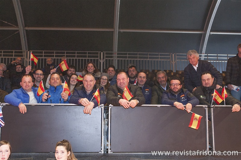 Aficionados espa�oles siguiendo el concurso