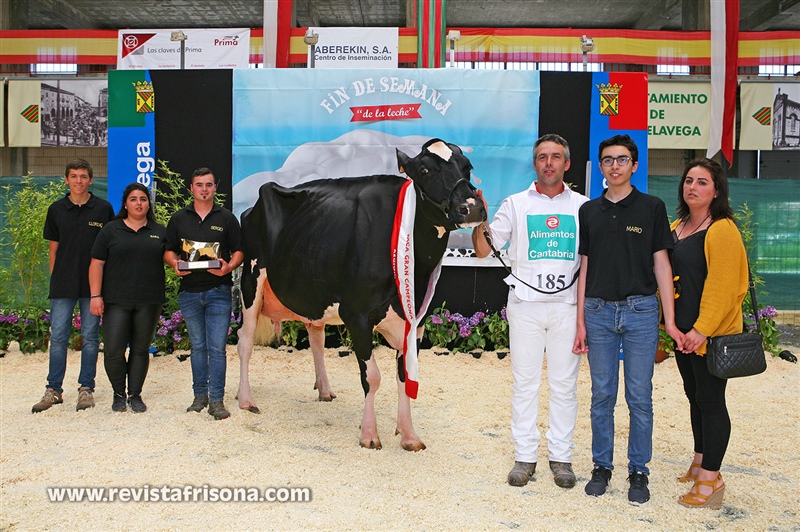 Foto de familia con la Vaca Gran Campeona