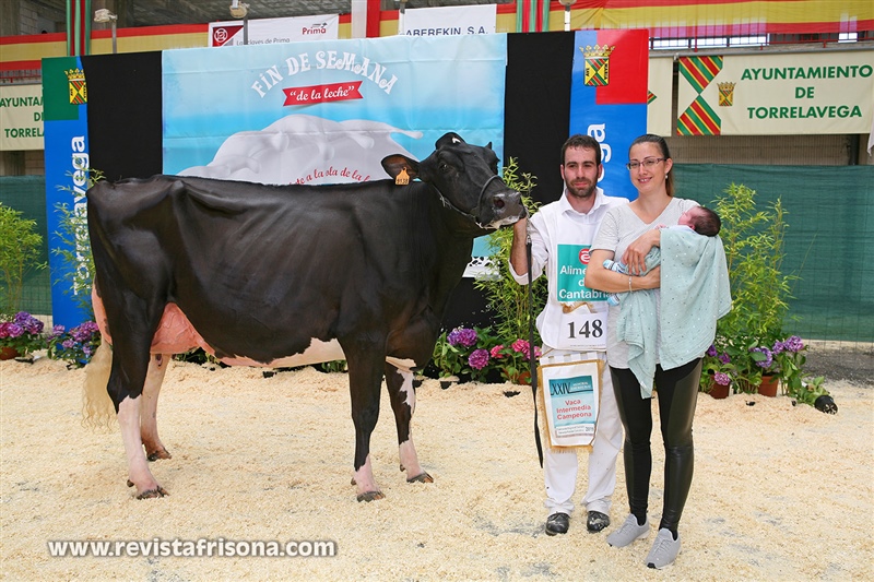 Foto de familia con la Vaca Gran Campeona Reserva