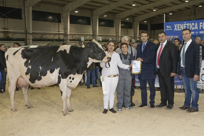 Manteiga Shottle Luna (Ganadera Manteiga), Vaca Adulta Campeona y Gran Campeona Reserva, junto a sus propietarios