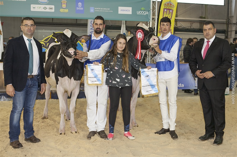 La familia Iglesias (Rei de Miotelo) junto a la Ternera y Novilla campeonas y los jueces del concurso