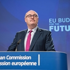 Phil Hogan defiende que la nueva PAC beneficiar a los agricultores europeos "por igual"