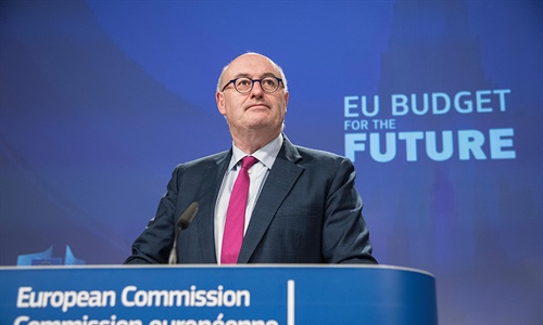 Phil Hogan defiende que la nueva PAC beneficiar a los agricultores...