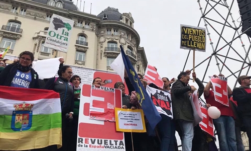 Miles de personas reclaman en Madrid que "no agonice" la Espaa rural...