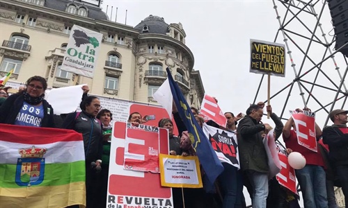 Miles de personas reclaman en Madrid que "no agonice" la Espaa rural...