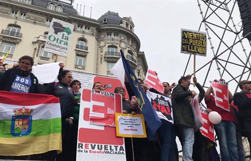 Miles de personas reclaman en Madrid que "no agonice" la Espaa rural...