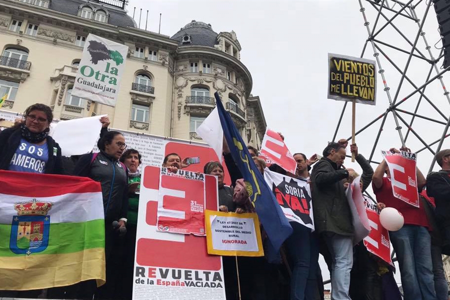 Miles de personas reclaman en Madrid que "no agonice" la Espaa rural...