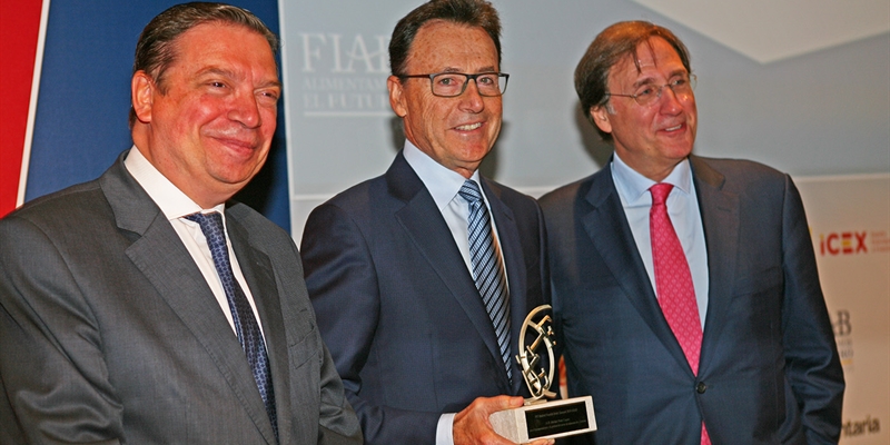 FIAB distingue a Arias Cañete, Matías Prats y Javier Robles como reconocimiento a su labor por la industria alimentaria