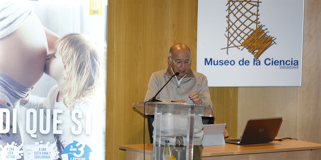 El doctor ngel Gil pide al consumidor que no elimine los lcteos en el...