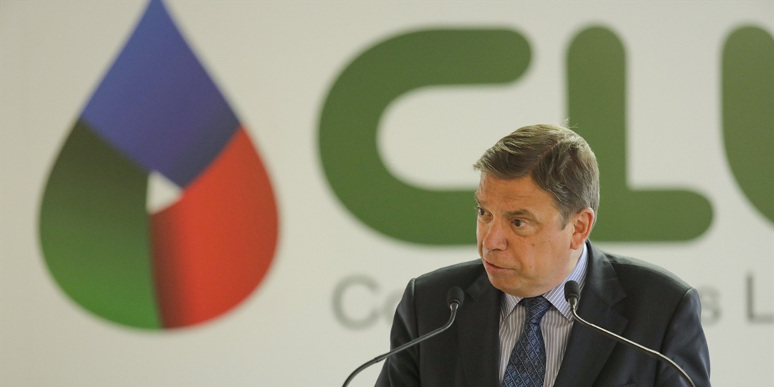 Luis Planas asegura que el futuro del sector lcteo pasa por...