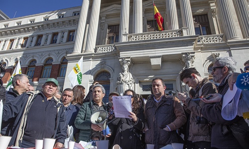 Cientos de ganaderos y agricultores madrileos se manifiestan frente al...