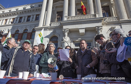 Cientos de ganaderos y agricultores madrileos se manifiestan frente al...