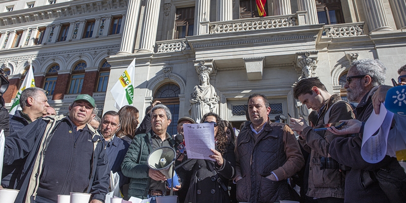 Cientos de ganaderos y agricultores madrileños se manifiestan frente al Ministerio de Agricultura