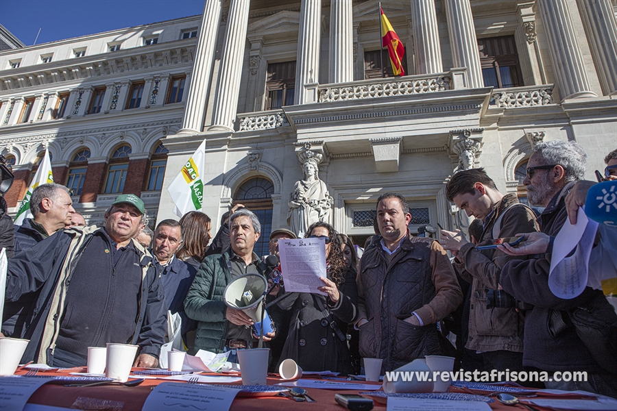 Cientos de ganaderos y agricultores madrileos se manifiestan frente al...