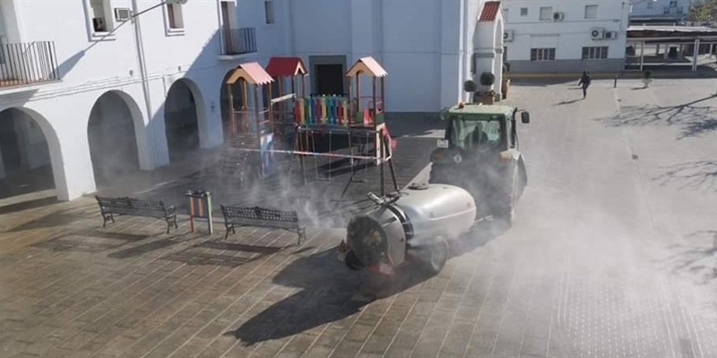 Cientos de agricultores y ganaderos estn sacando sus tractores para la desinfeccin de espacios pblicos contra el coronavirus