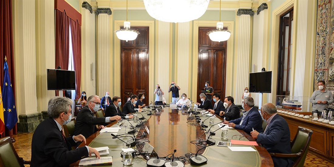 Luis Planas pide unidad a las organizaciones agrarias para conseguir un...