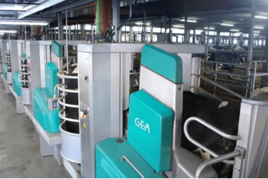 GEA pone en funcionamiento una instalacin de ordeo robotizado para...