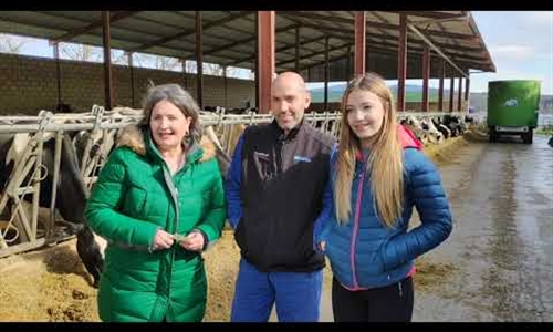 Vídeo: Visitamos la ganadería Etxalar Tudela SCA (Zurucuáin, Valle de...