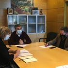 El Banco de Tierras de Asturias impulsará medidas para favorecer el relevo generacional en las ganaderías de leche