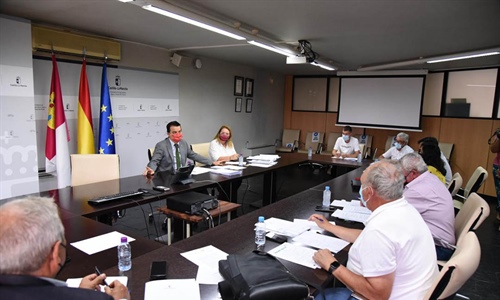 El consejero de Agricultura de Castilla-La Mancha apoya la...