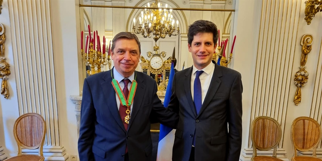 Luis Planas recibe la condecoracin de comendador