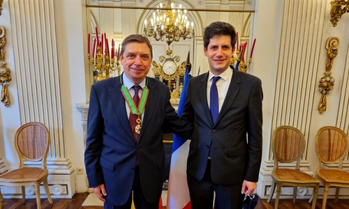 Luis Planas recibe la condecoracin de comendador