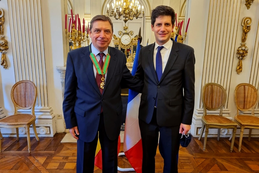 Luis Planas recibe la condecoracin de comendador