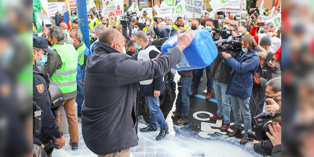 Concentracin de ganaderos ante Lactalis en Madrid