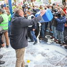 Concentracin de ganaderos ante Lactalis en Madrid