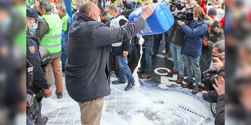 Concentracin de ganaderos ante Lactalis en Madrid