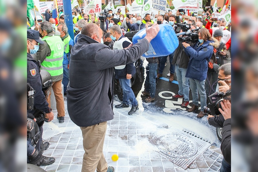 Concentracin de ganaderos ante Lactalis en Madrid