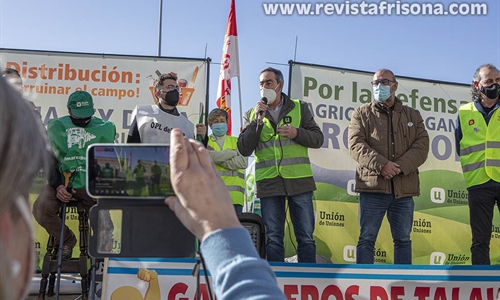 Los ganaderos de vacuno de leche se manifiestan en Madrid contra los...