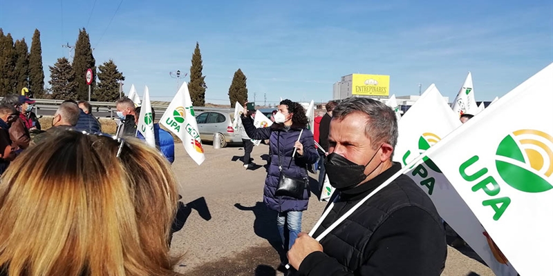 Ganaderos de Castilla y Len derraman leche junto a las industrias para denunciar que el precio que pagan a los productores est por los suelos