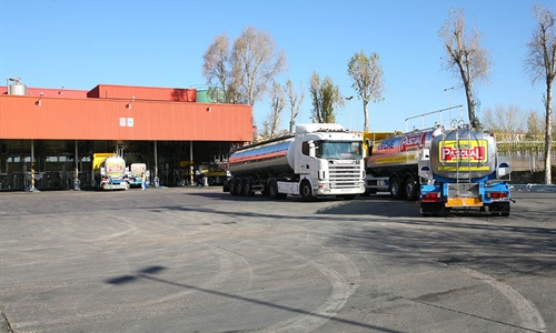 La huelga de transportes provoca colapso en el sector y...