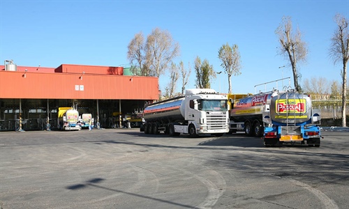 La huelga de transportes provoca colapso en el sector y...