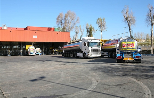 La huelga de transportes provoca colapso en el sector y...