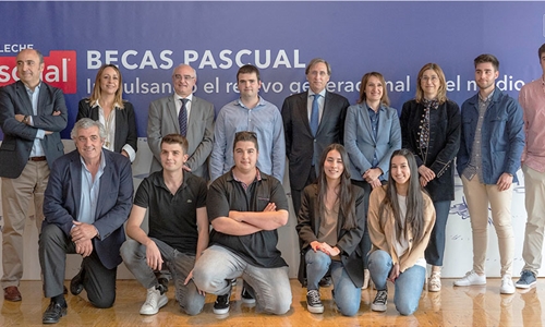 Pascual impulsa el relevo generacional en el campo a travs de becas...