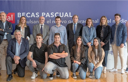 Pascual impulsa el relevo generacional en el campo a travs de becas...