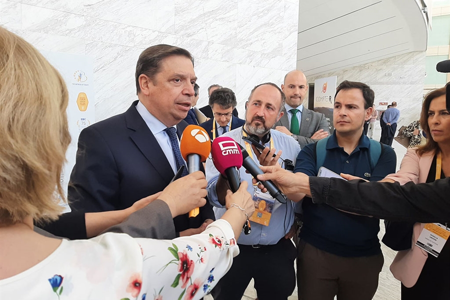 Hoy se inicia el pago de las ayudas a productores de leche por los...