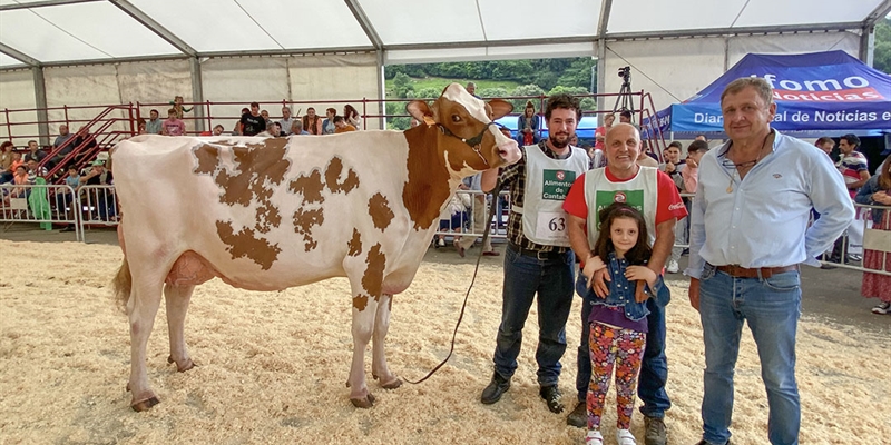 Llera Jordy Oscar Roja Et, de la ganadera Llera Her, Vaca Gran Campeona de Treceo 2022