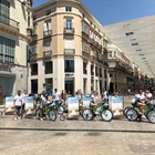 Un pelotn ciclista toma las calles de Mlaga para difundir los beneficios de los lcteos y la apuesta del sector lechero por la sostenibilidad