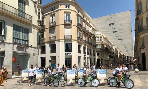 Un pelotn ciclista toma las calles de Mlaga para difundir los...